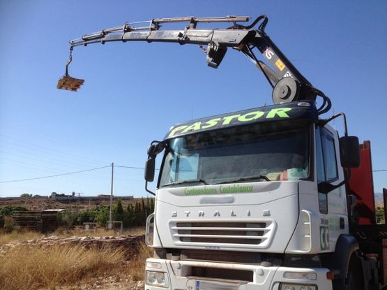 Contenedores Costablanca servicio de grúa