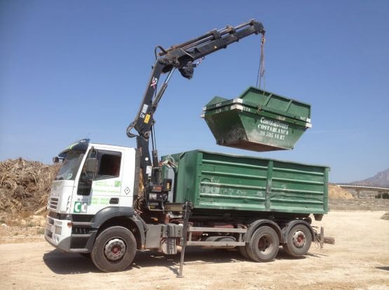 Contenedores Costablanca servicio de grúa cargando